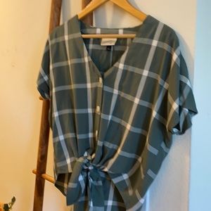 Universal Thread Tie Front Top